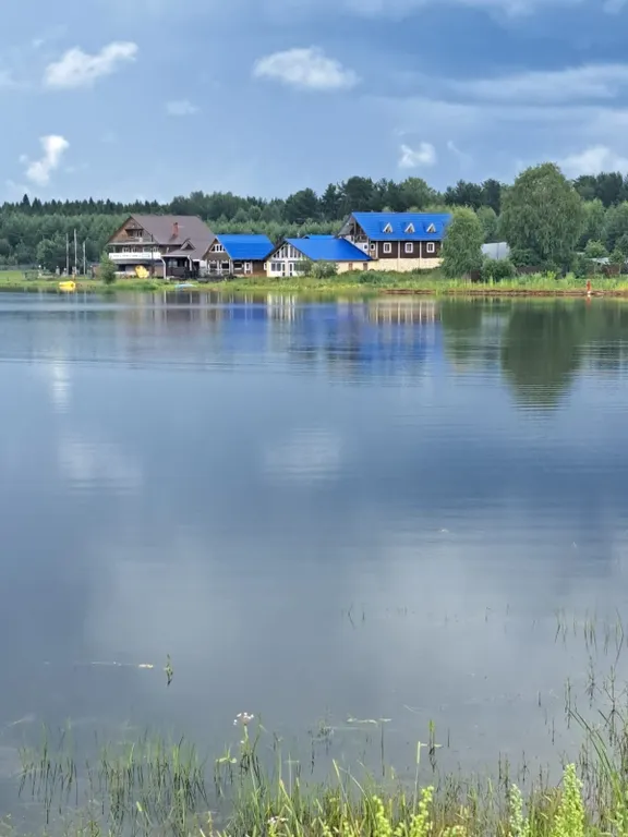 Уютный деревянный домик на берегу пруда с баней