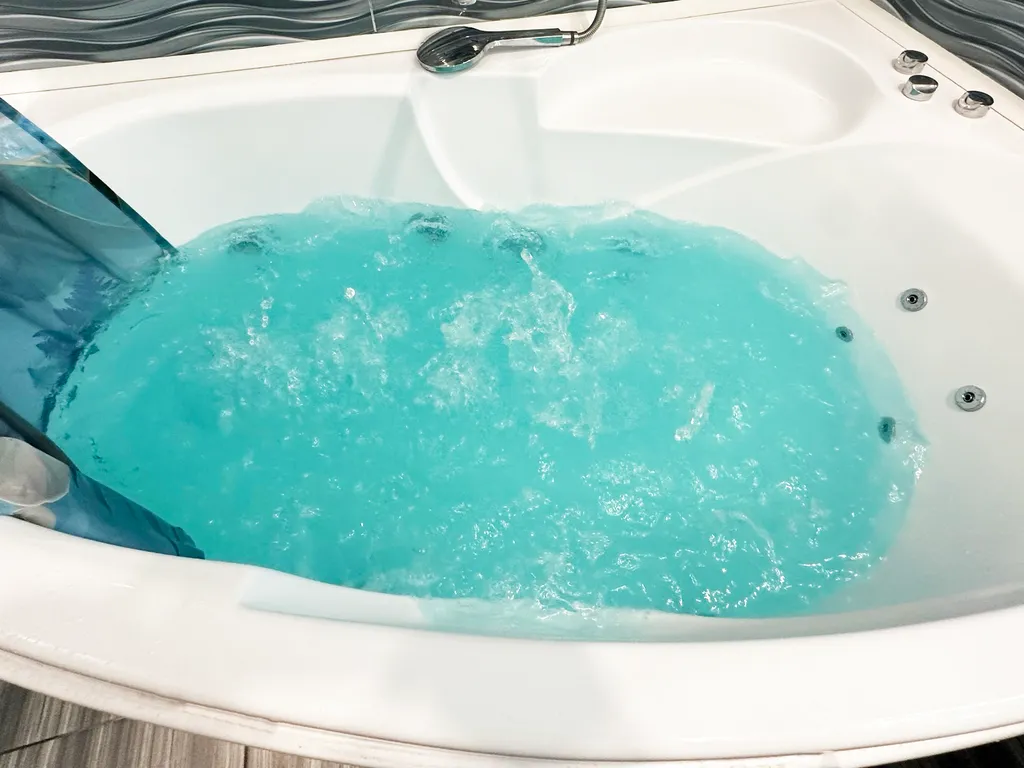 VIP 2-к с джакузи в центре