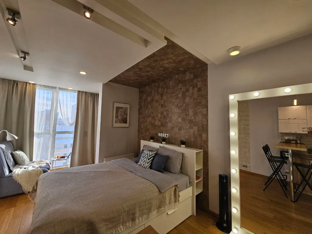 Стильная студия с панорамным окном на Борисовке White Lodging