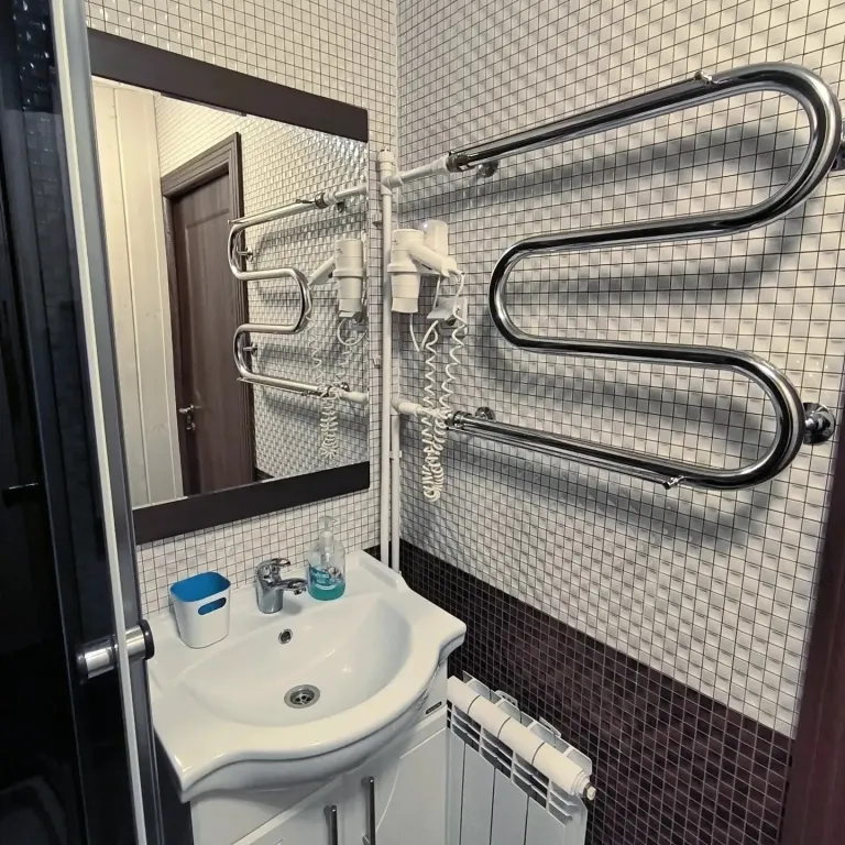 Дом на скале с видом на озеро