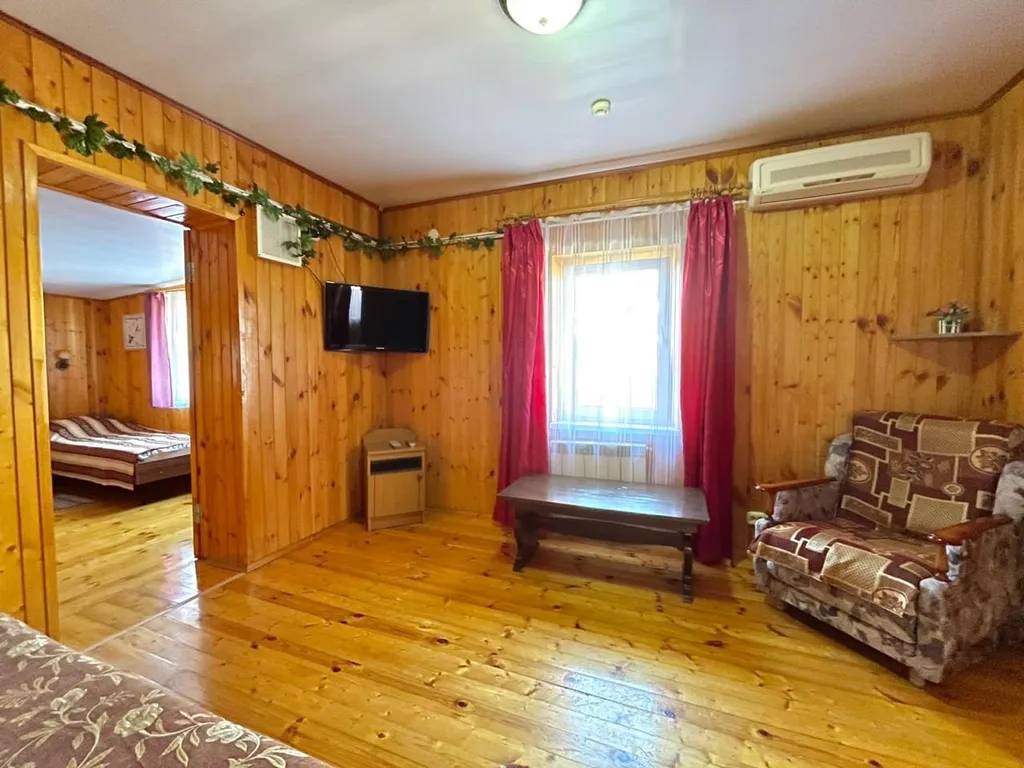 Коттедж Трехкомнатные апартаменты с балконом и с отдельным входом на земле — Анапа