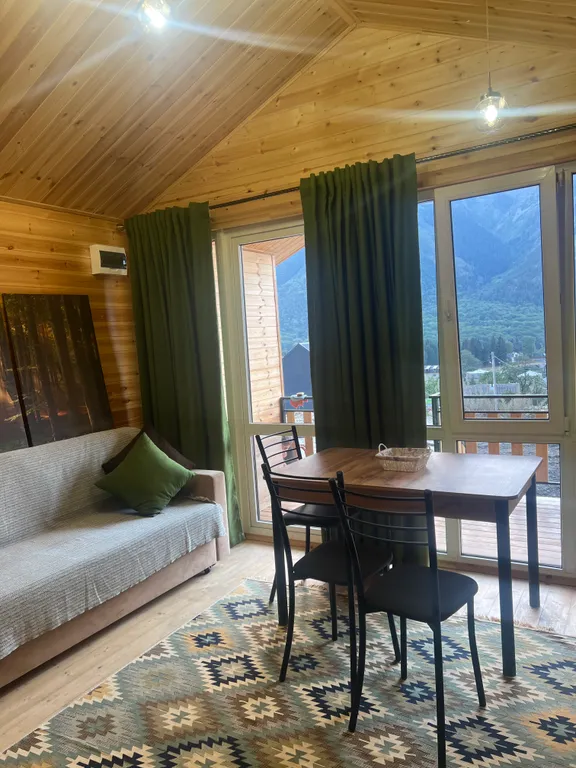 Домик в лесу с видом на горы