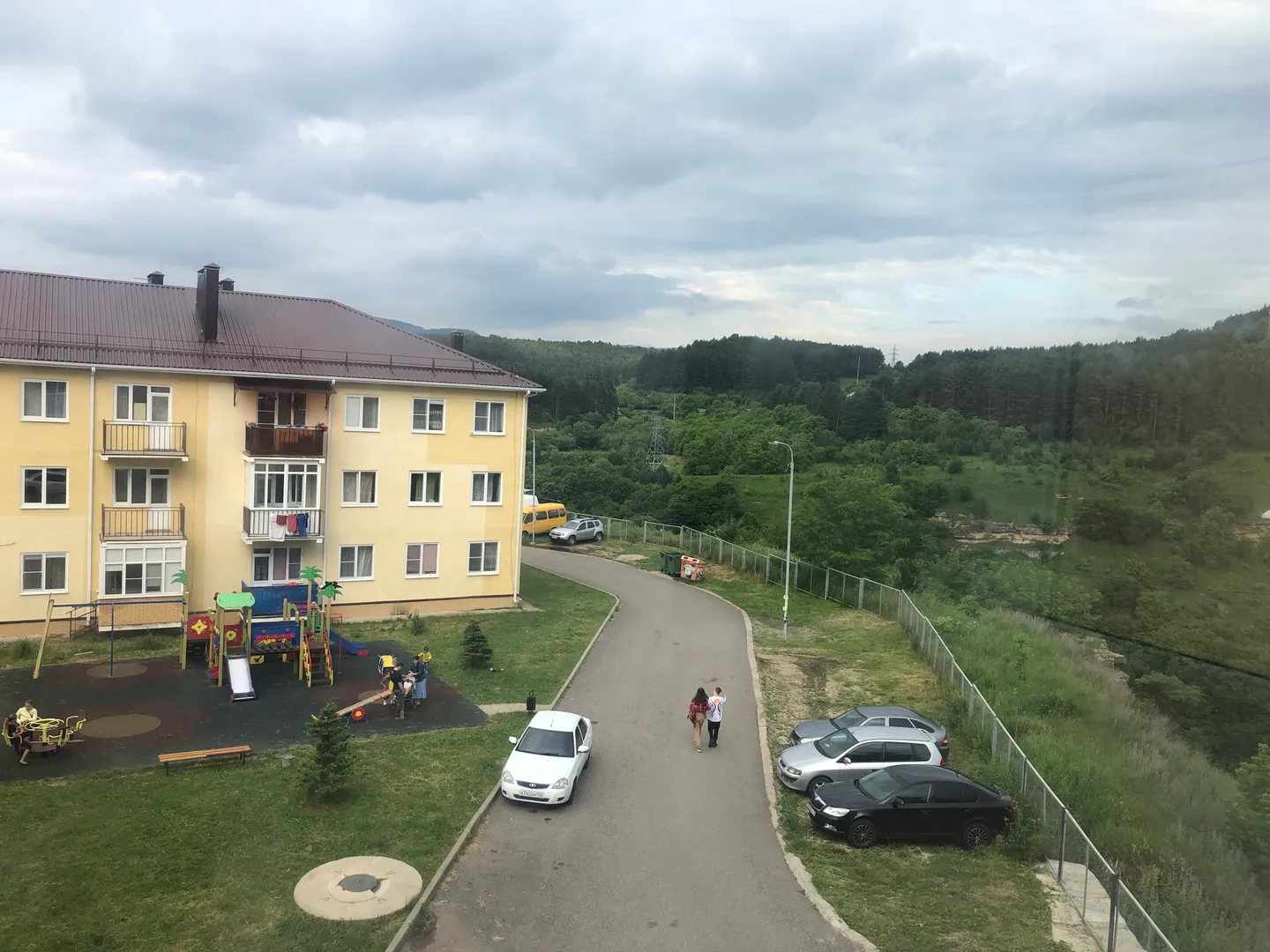 Перед домом детская площадка и много парковочных мест