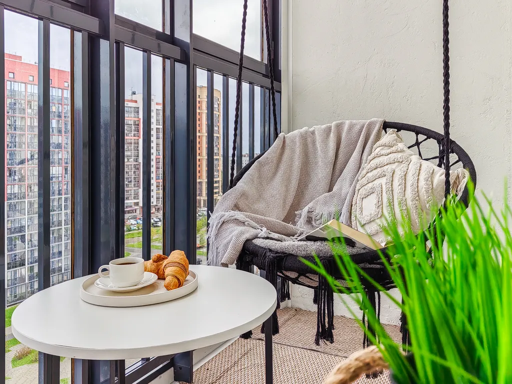 Изумрудная студия с гамаком в новом доме в экологически чистом районе