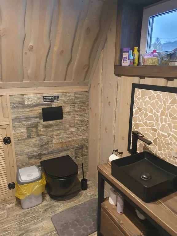 Дом у пруда