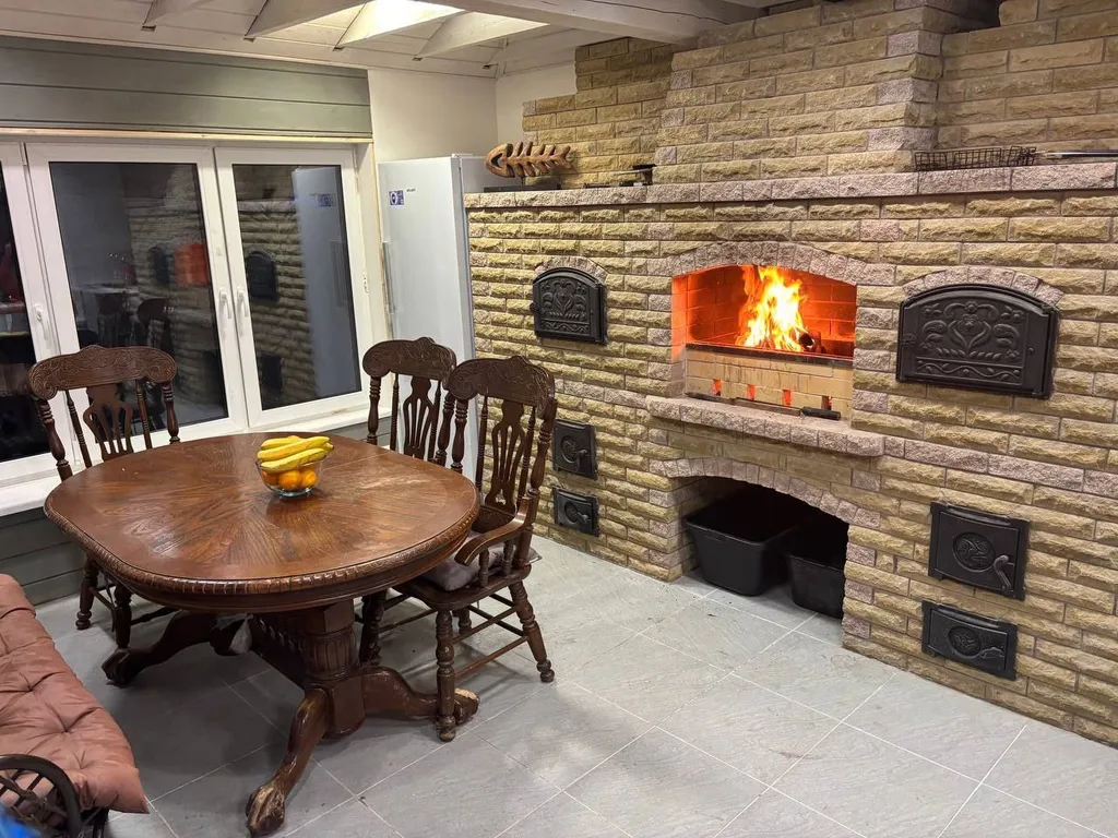 Уютный дом с беседкой на берегу озера