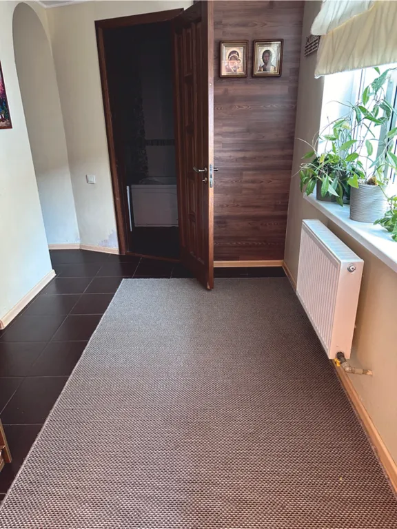 Уютный дом с отдельным двором, зоной барбекю и парковочным местом