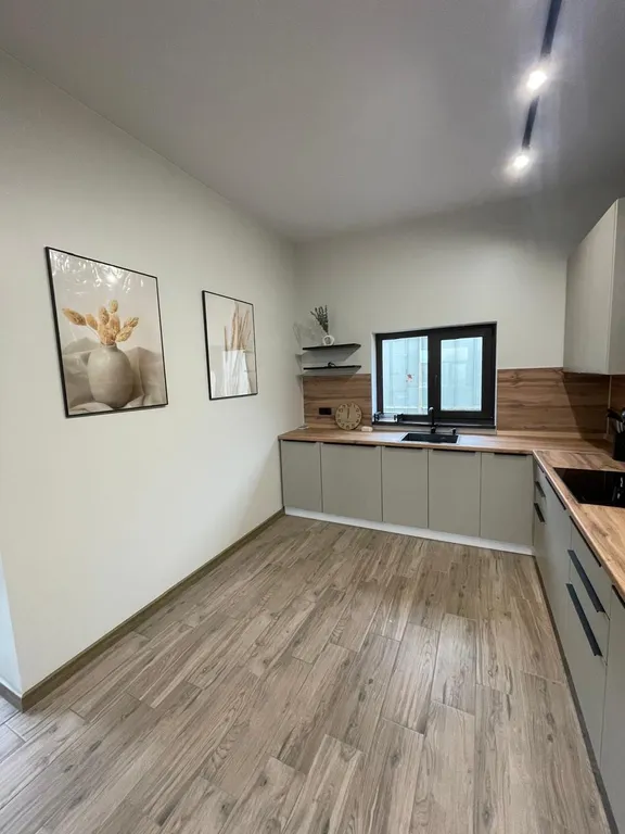 Современный коттедж рядом с заливом