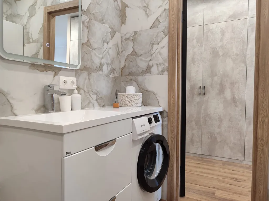 Домашний кинотеатр с большой ванной