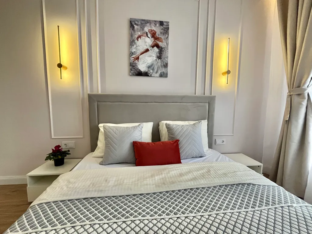 Квартира с панорамными окном в спальне