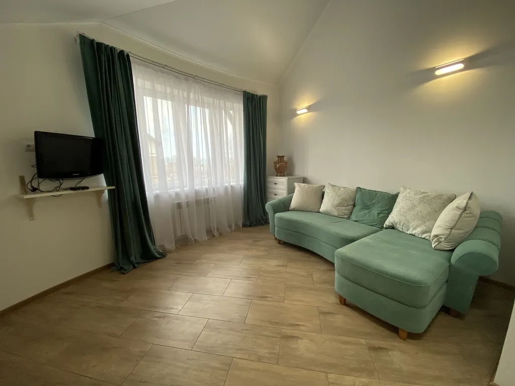 Двухуровневые апартаменты у озера и моря