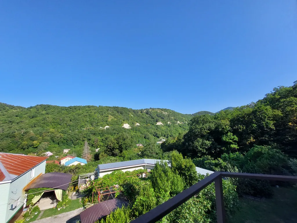 Уютный дом с камином на опушке леса