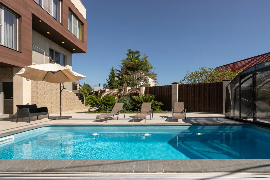 Дом с бассейном с видом на море