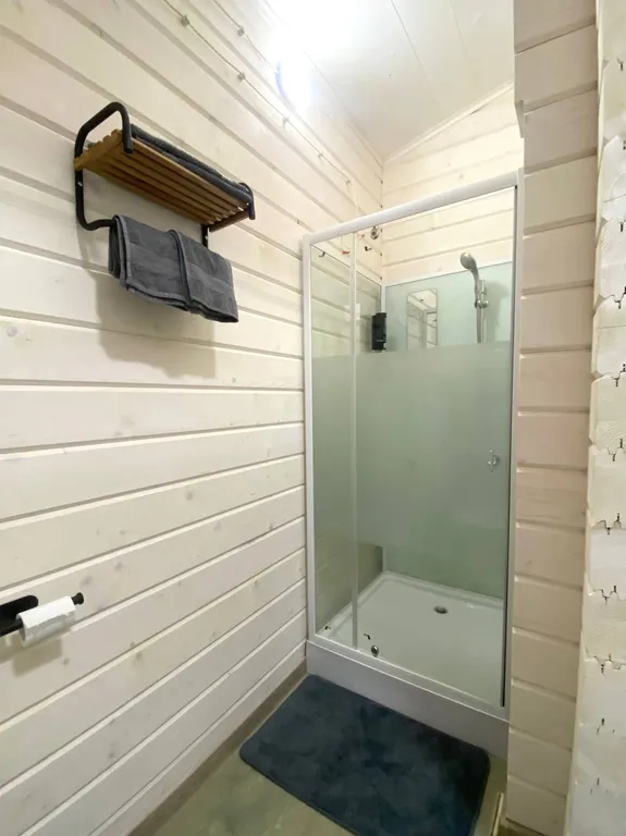 Дом на 6 человек в лесу на берегу озера