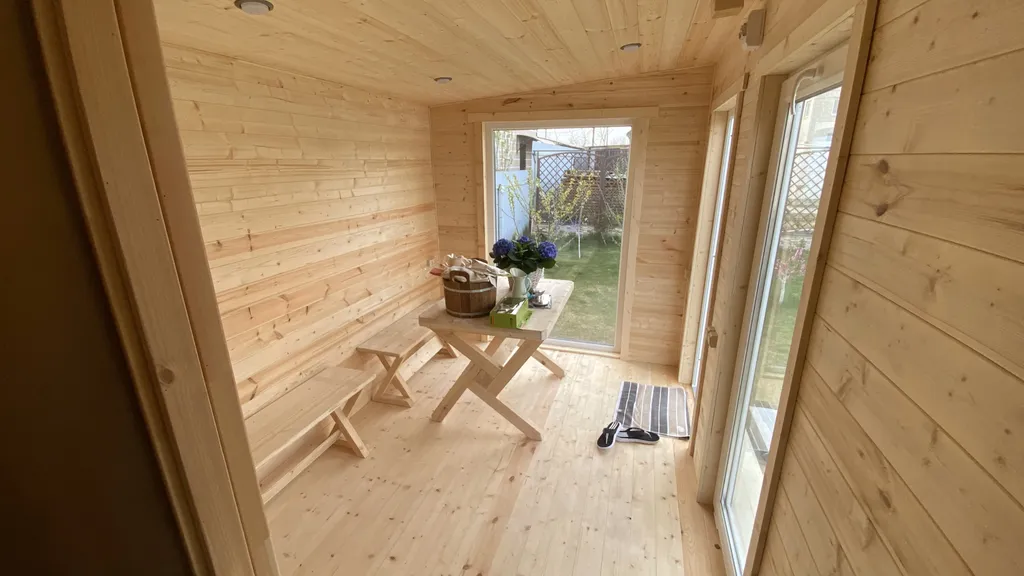 Дом с бассейном в тихом месте, недалеко от моря