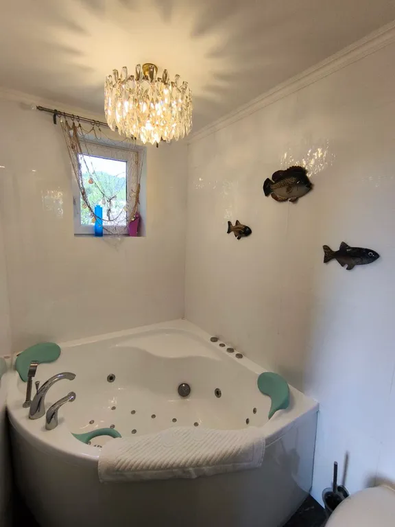 Двухэтажный дом с видом на море