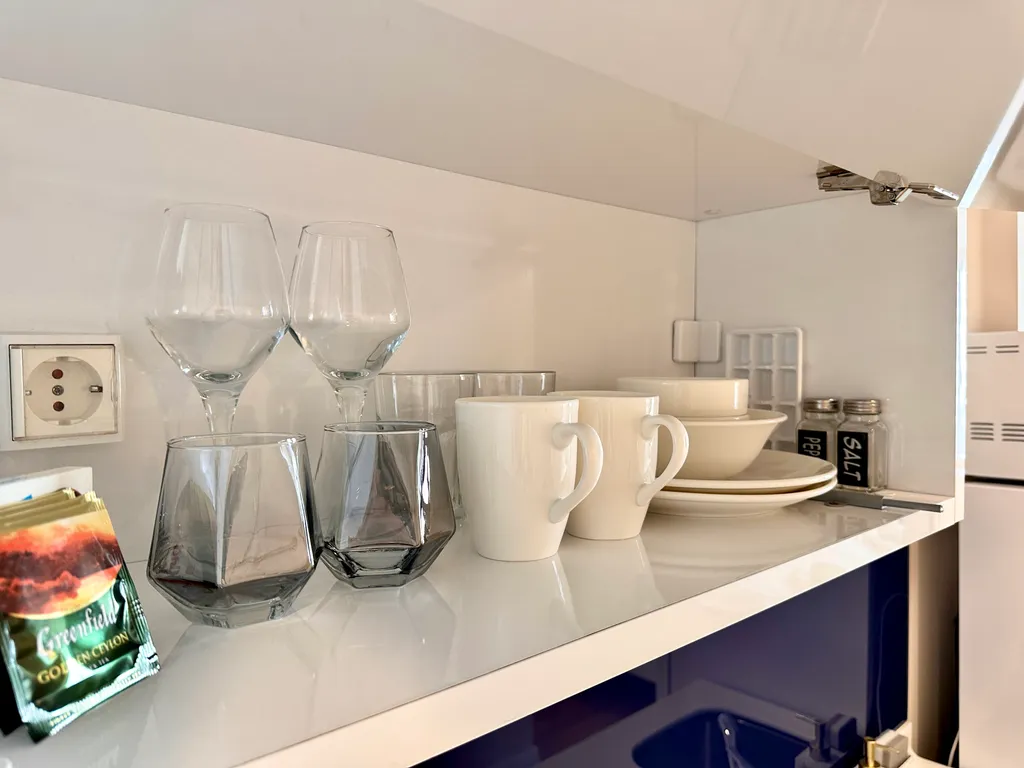 Студия с видом на море и стильным дизайном