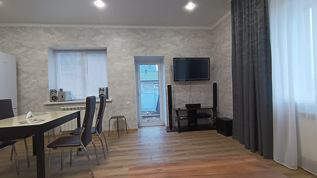 Трёхкомнатный новый коттедж в черте города с бассейном