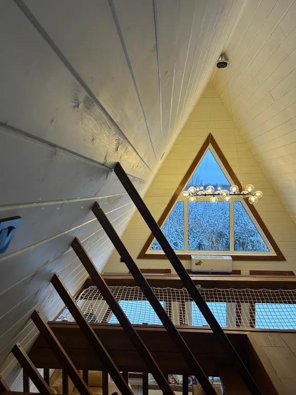 Современный треугольный эко дом