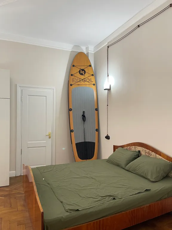 Апартаменты в сталинском доме с панорамным балконом у берега моря