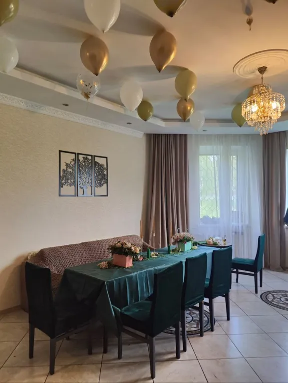 Коттедж у пруда в окружении леса