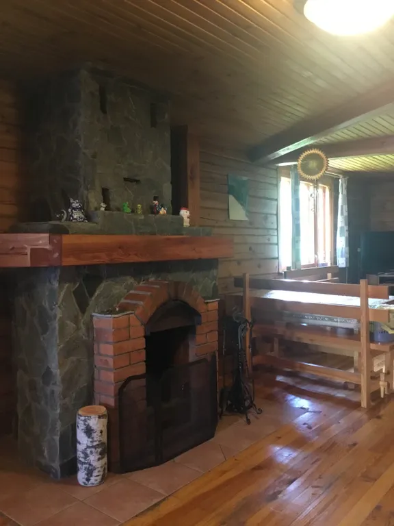 Эко-дом шале с камином на краю леса с видом на горную местность