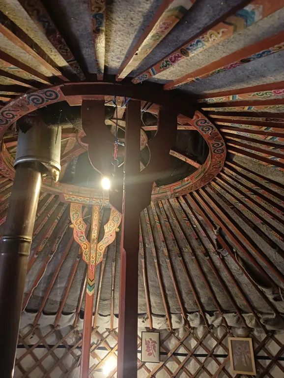 Юрта среди сосен и воздуха