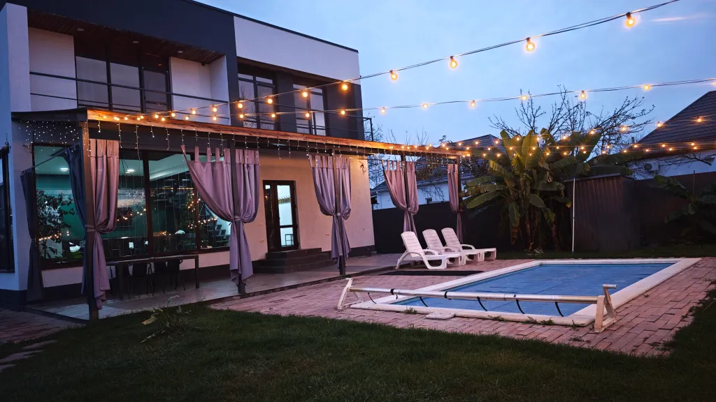 Коттедж Вилла Банана, дом с подогреваемым бассейном и баней в черте города — Елизаветинская