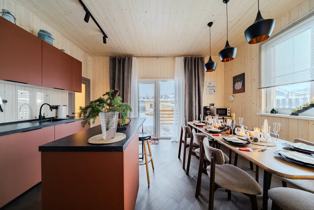 Новый дом с большим столом, кинотеатром, баней