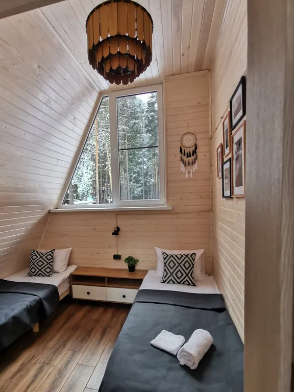 Треугольный дом с огороженной территорией