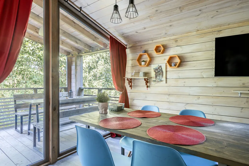 Деревянный дом у озера Кипень