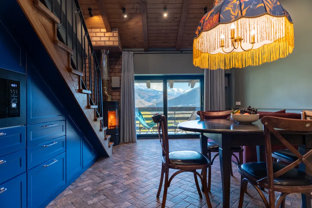 Уютная двухуровневая квартира с камином