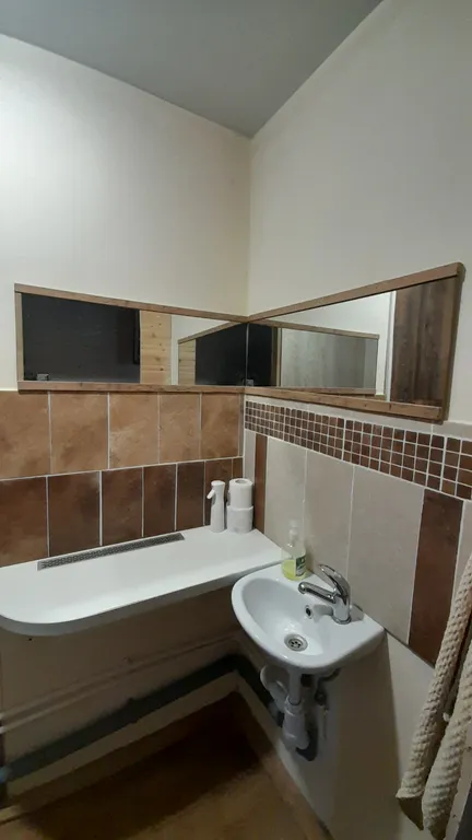 Домик у дуба