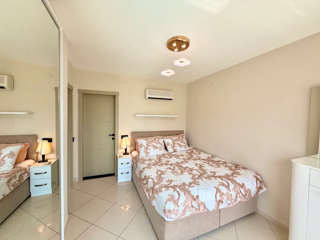 Двухуровневые апартаменты с видом на море и горы