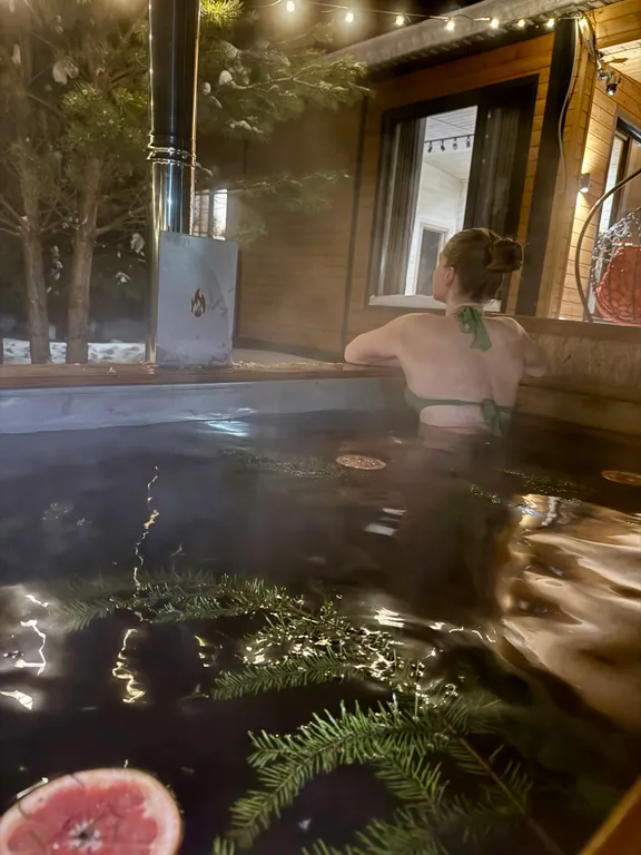 Уютный дом с чаном на опушке леса