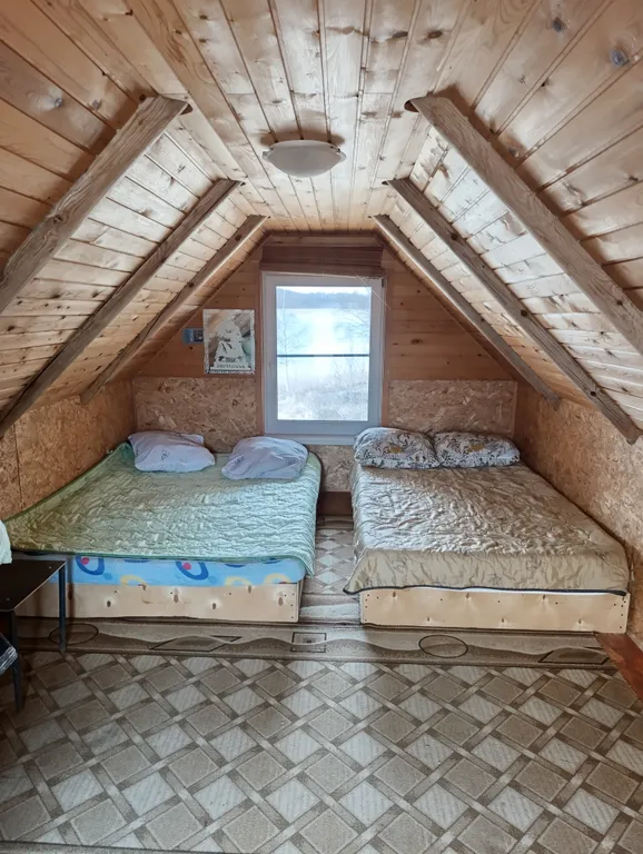 Домик на берегу озера