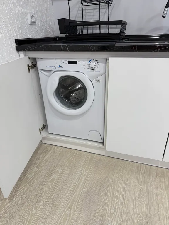 Дом на берегу реки с баней