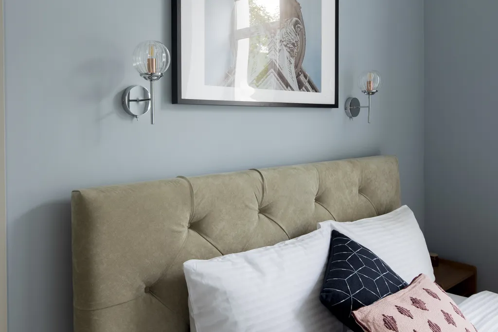 Яркая сталинка с балконом и видом на бульвар