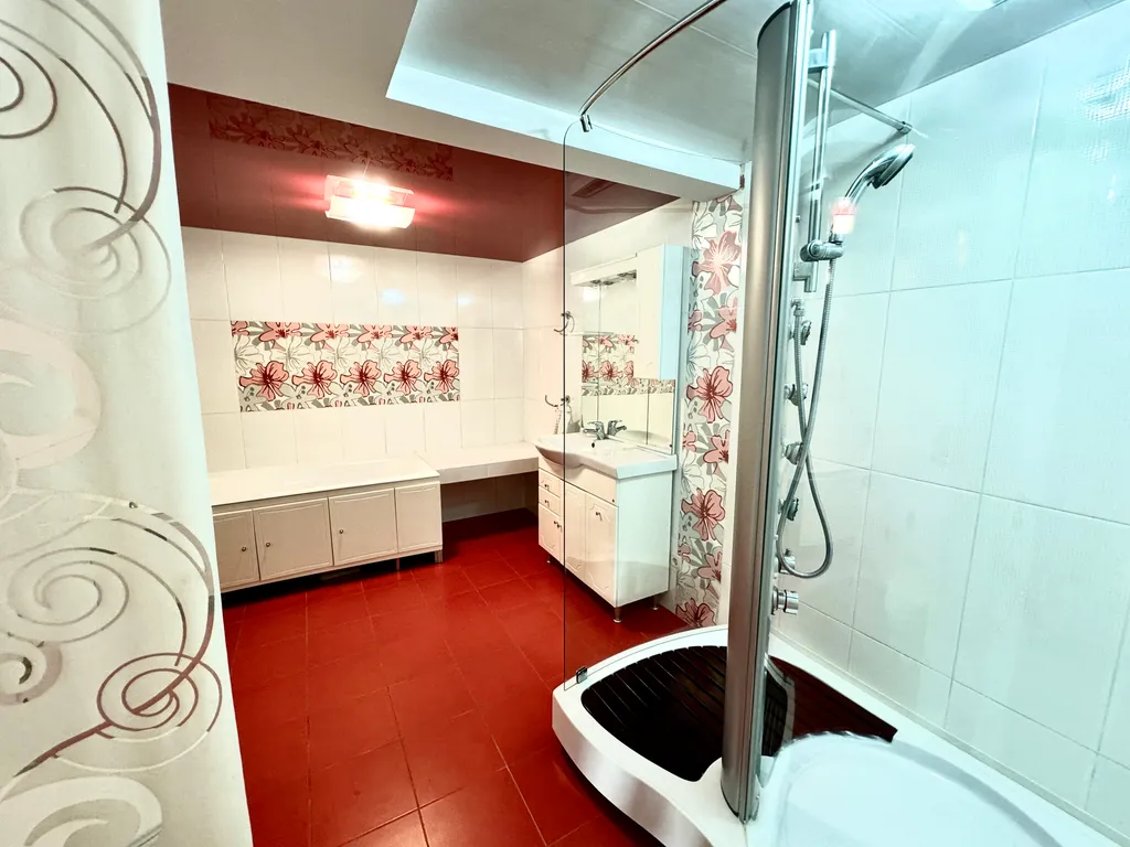 Дом с бассейном