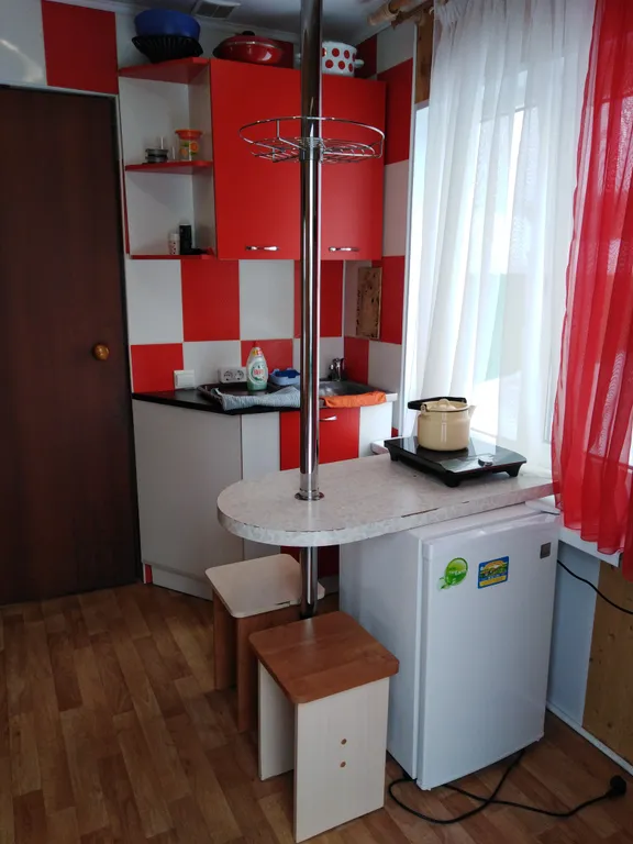 Домик, банька, чан, на берегу реки Белой