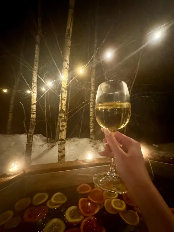 Дом с пятнистыми оленями и кроликами в лесу