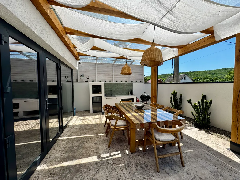 Дом в тихом месте, со своим минипляжем