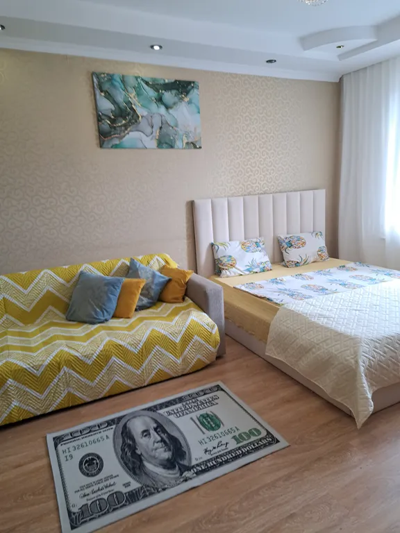 Трёхкомнатная, три кровати, диван, самый центр левого берега