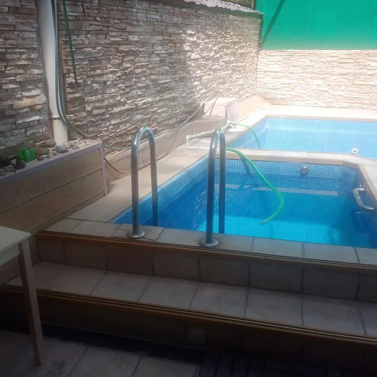 Уютный дом на берегу реки