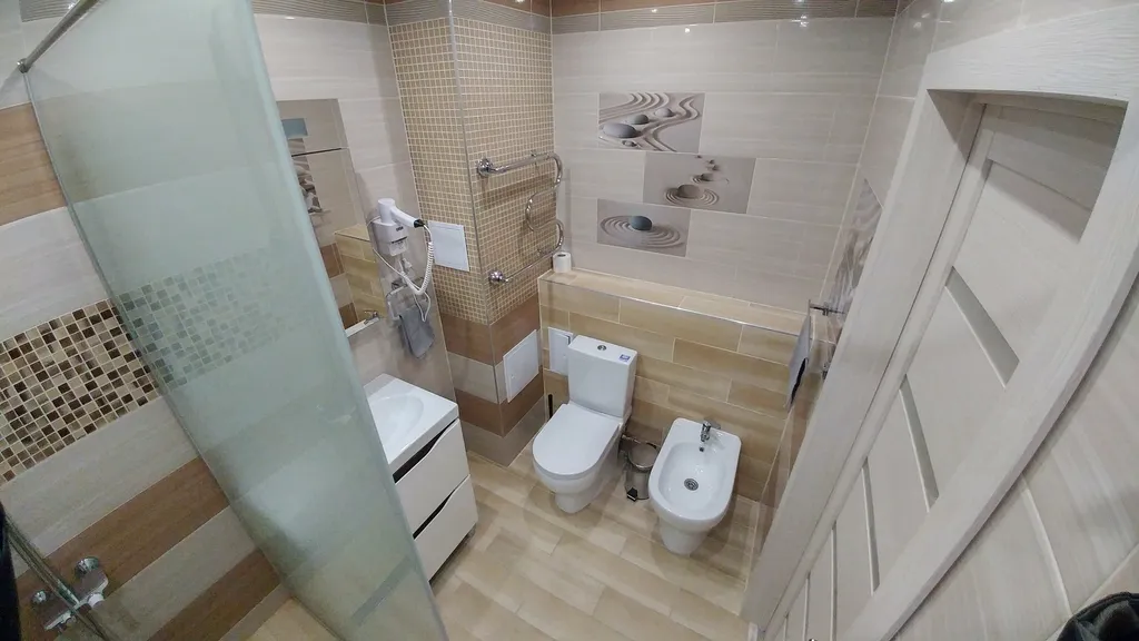 Просторная и комфортабельная евродвушка с балдахином над кроватью