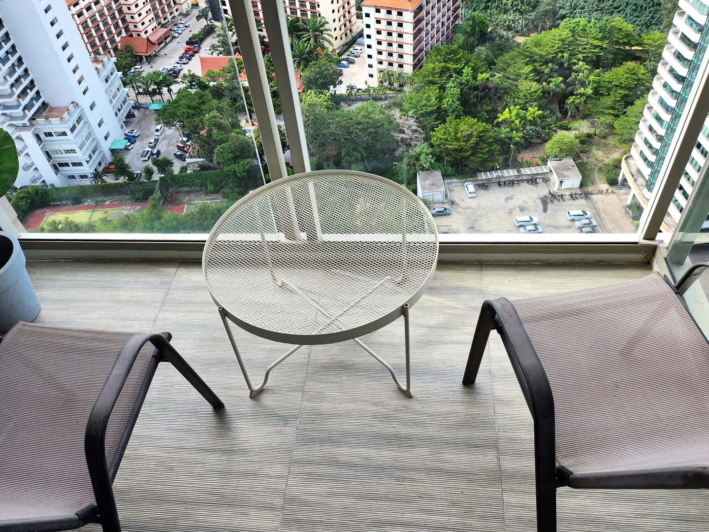 Кресла и столик на балконе.