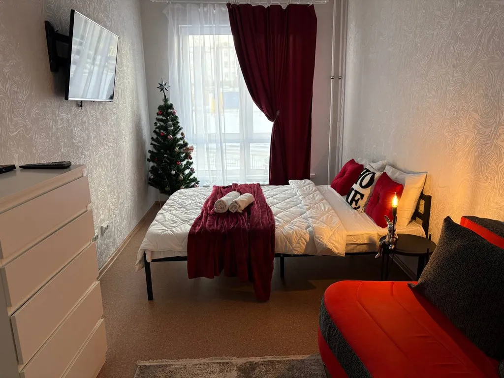 Квартира напротив Ледового дворца и областной больницы .