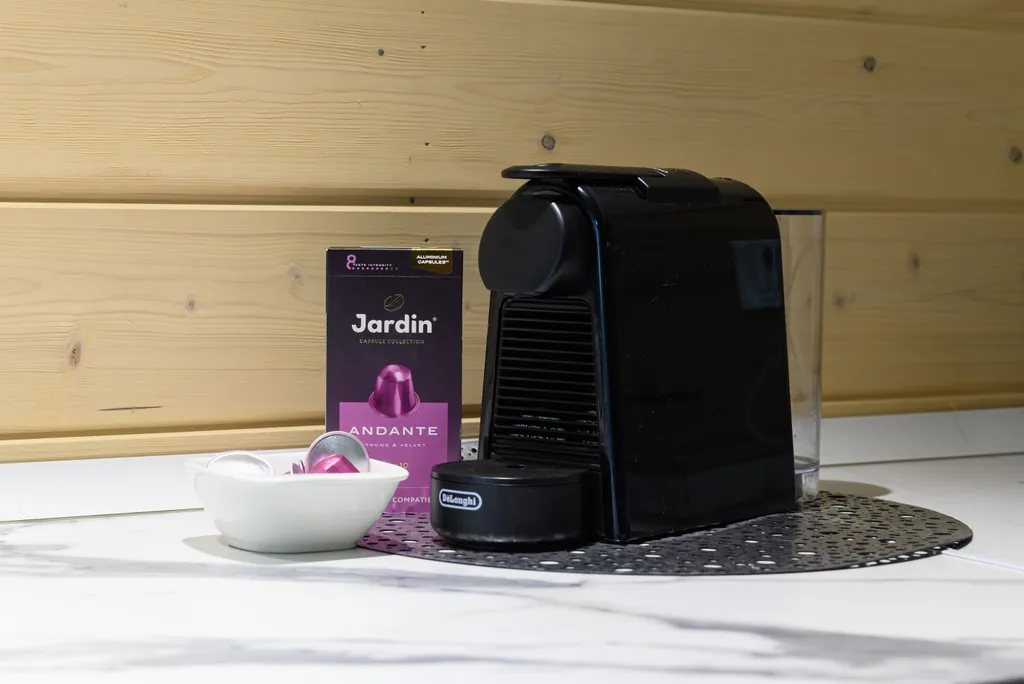 Дом с камином, баней и чаном в лесу у озера