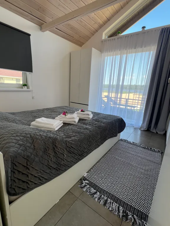 Коттедж Современный и уютным домик на берегу озера — Правдино