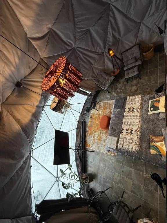 Новая сфера для глэмпинга Бёрд&Self vibe с дизайнерским интерьером